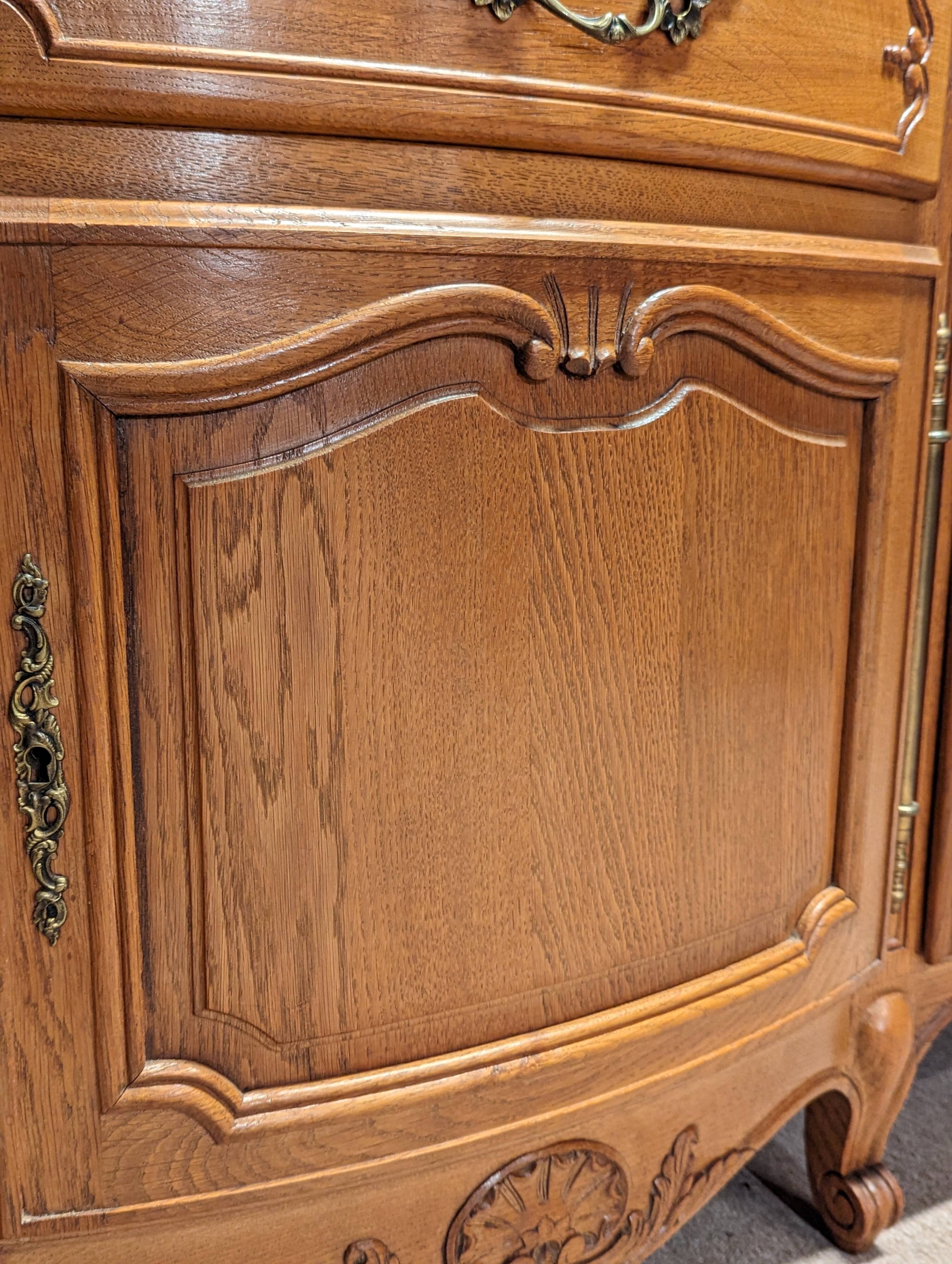 Buffet en chêne clair style Louis XV