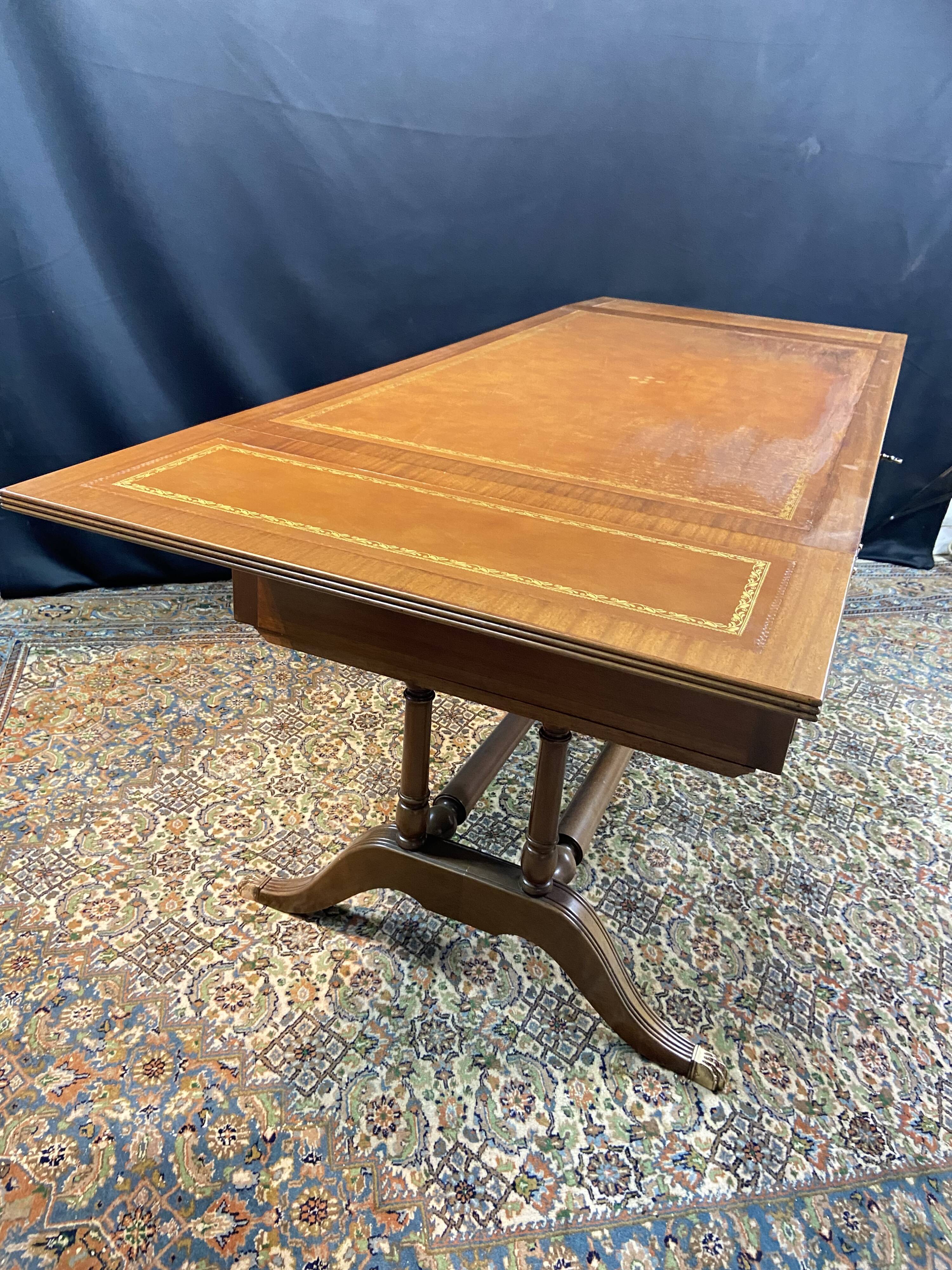 Grand bureau anglais en acajou de style Regency