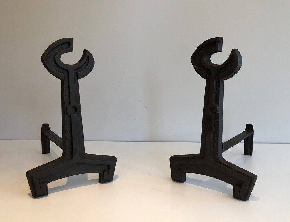 Paire de chenets modernistes en fonte et fer forgé