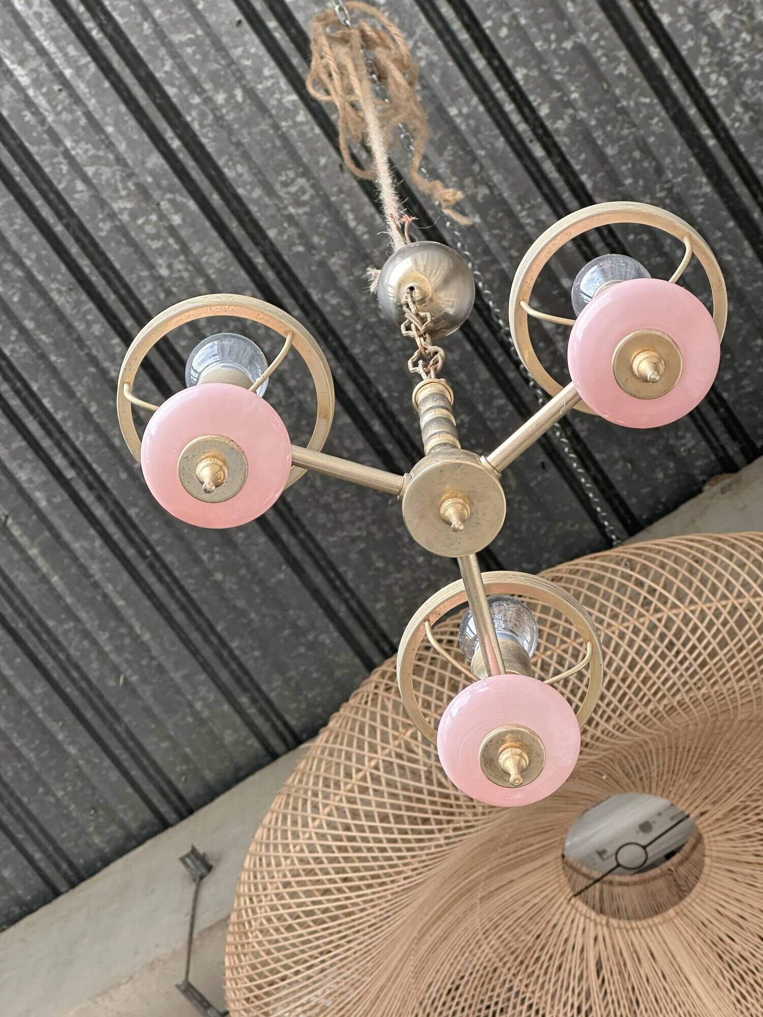 Petit lustre rose et doré à 3 bras de lumières