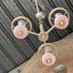 Petit lustre rose et doré à 3 bras de lumières