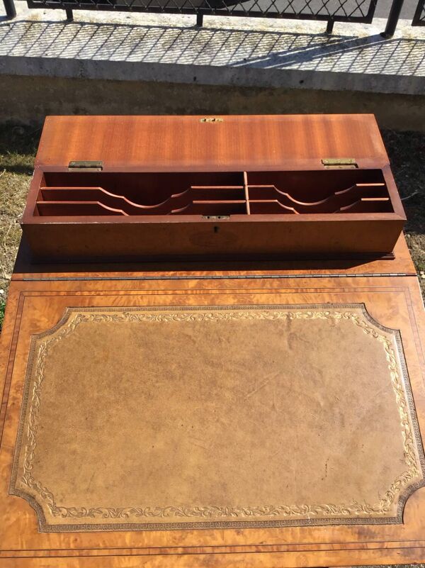 Bureau écritoire dit Davenport en bois fruitier et placage de loupe