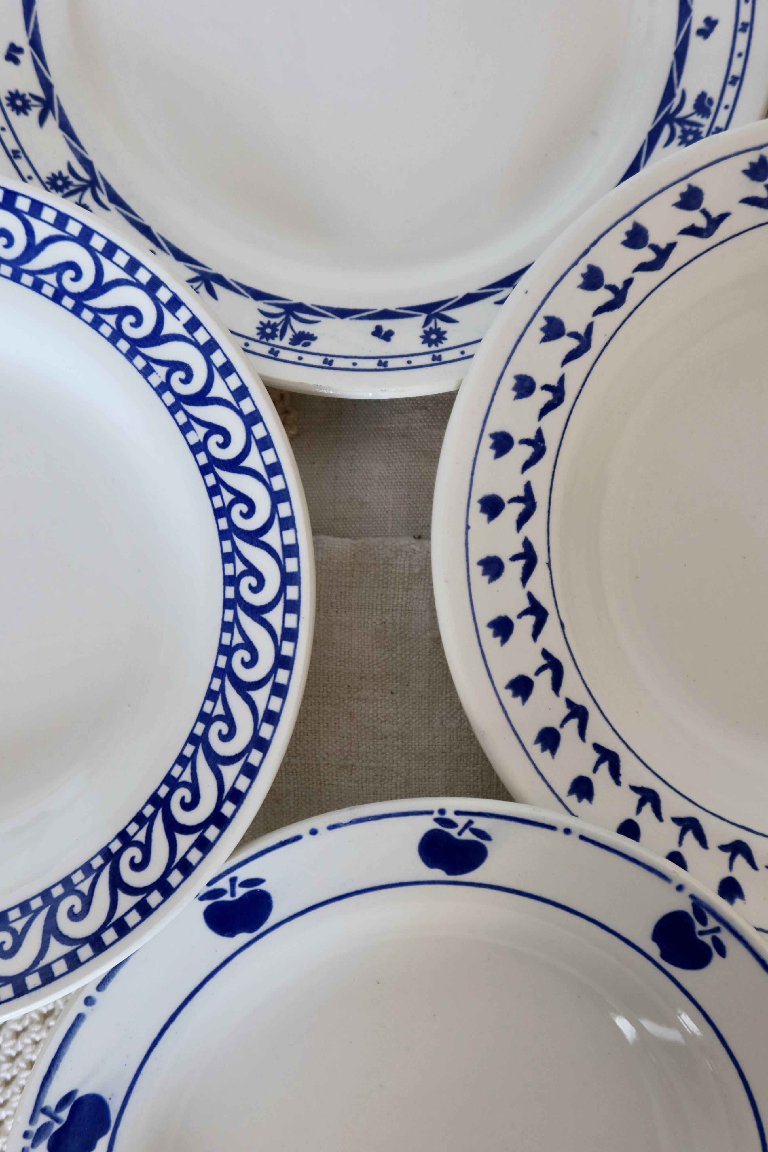 4 mismatched vintage blue and white earthenware soup plates - Set