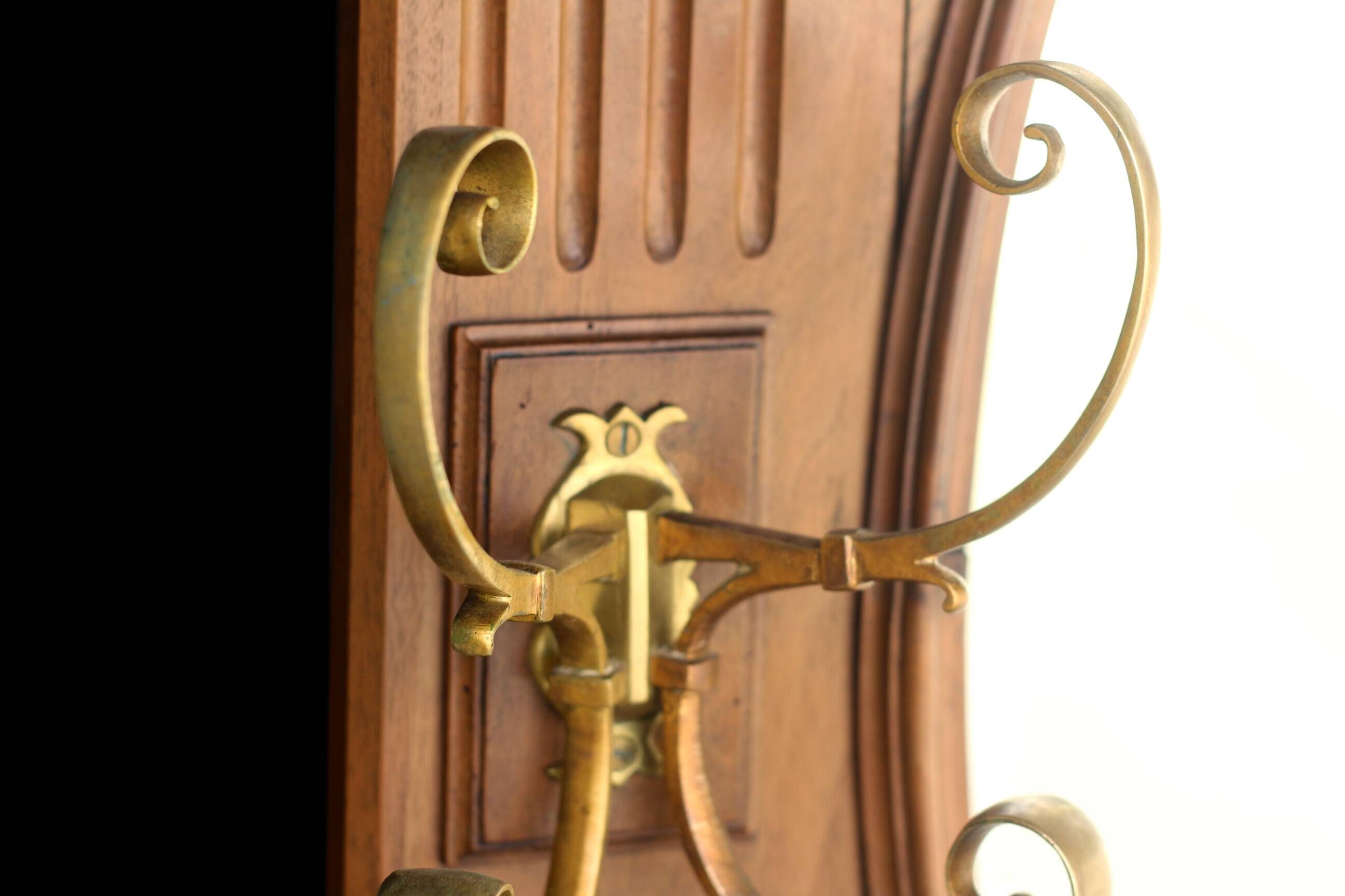 Very beautiful entrance wardrobe in solid walnut (circa 1900).