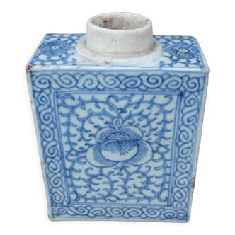 Ancienne boite à thé en céramique blanche et motifs fleurs bleues