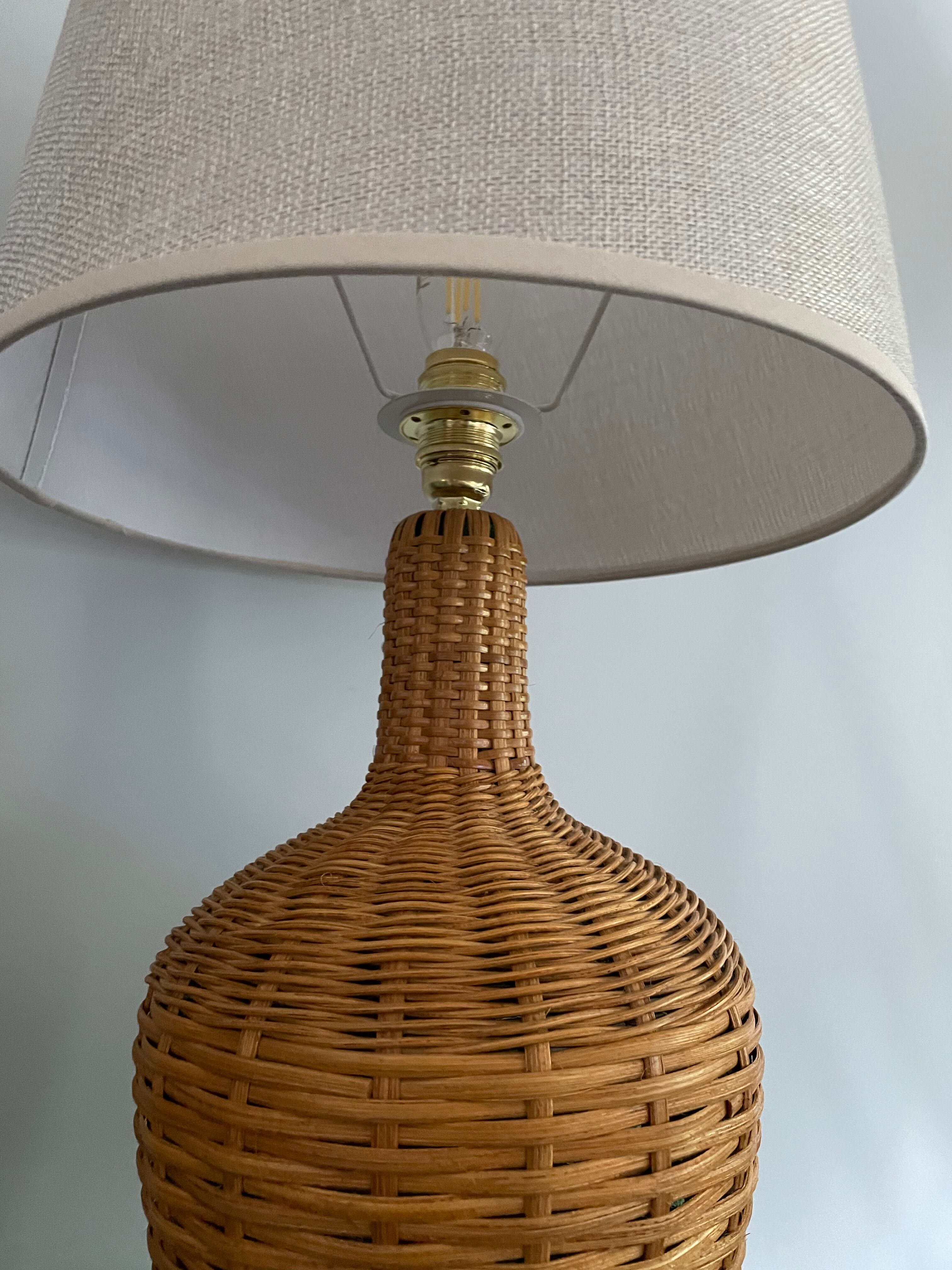 Lampe en rotin électrifiée à neuf