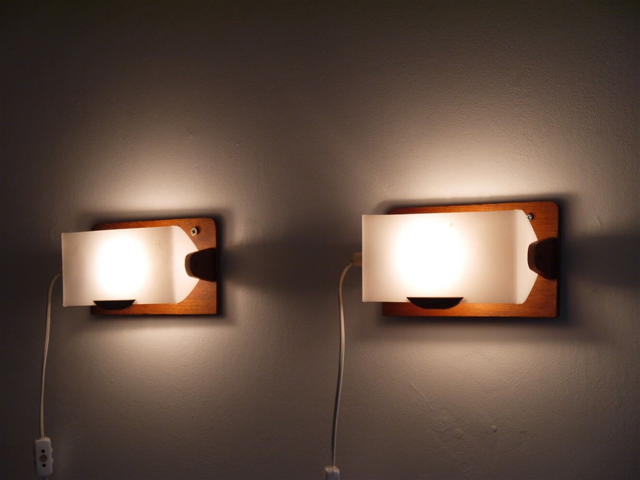 Paire d'appliques vintage scandinave en teck et acrylique