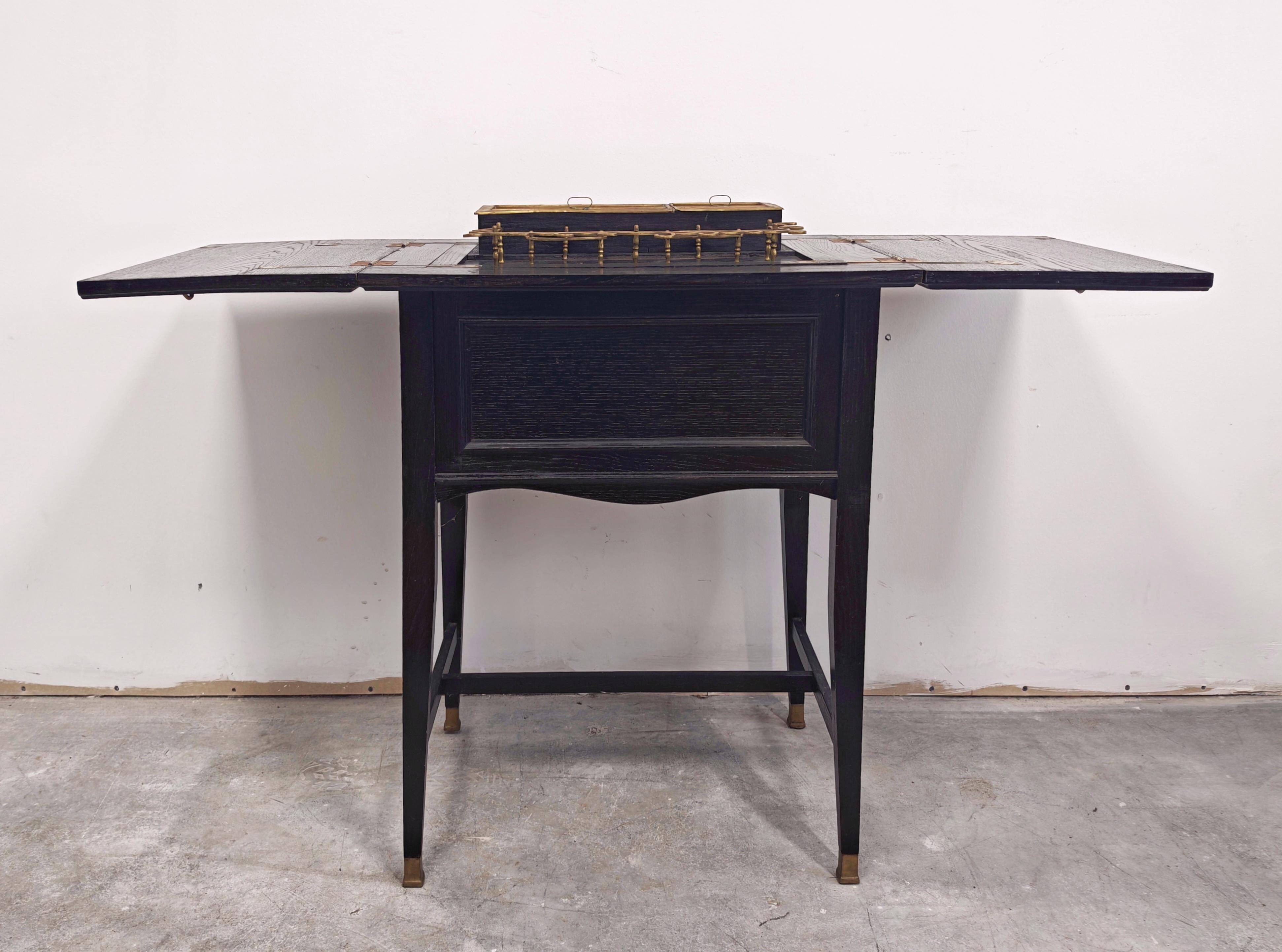 Cabinet de bar Sécession de Vienne en chêne noirci et laiton 1910
