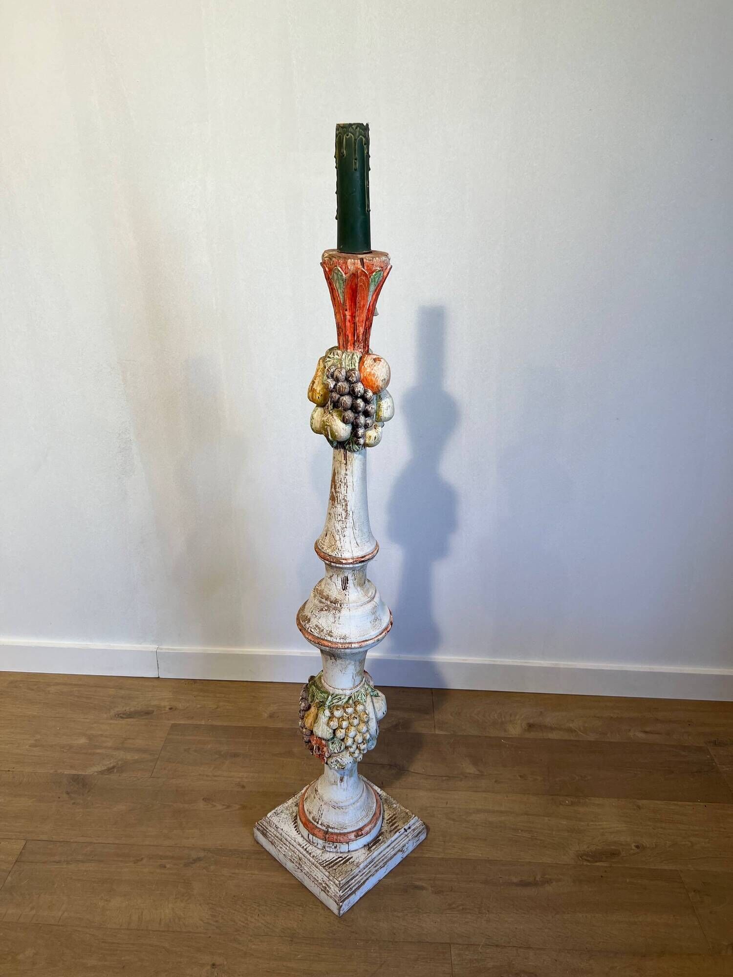 Lampadaire Balustre en Bois Sculpté Polychrome à Grappes de Fruits. Travail