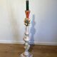 Lampadaire Balustre en Bois Sculpté Polychrome à Grappes de Fruits. Travail
