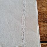 Nappe et 6 serviettes brodées avec des jours échelle