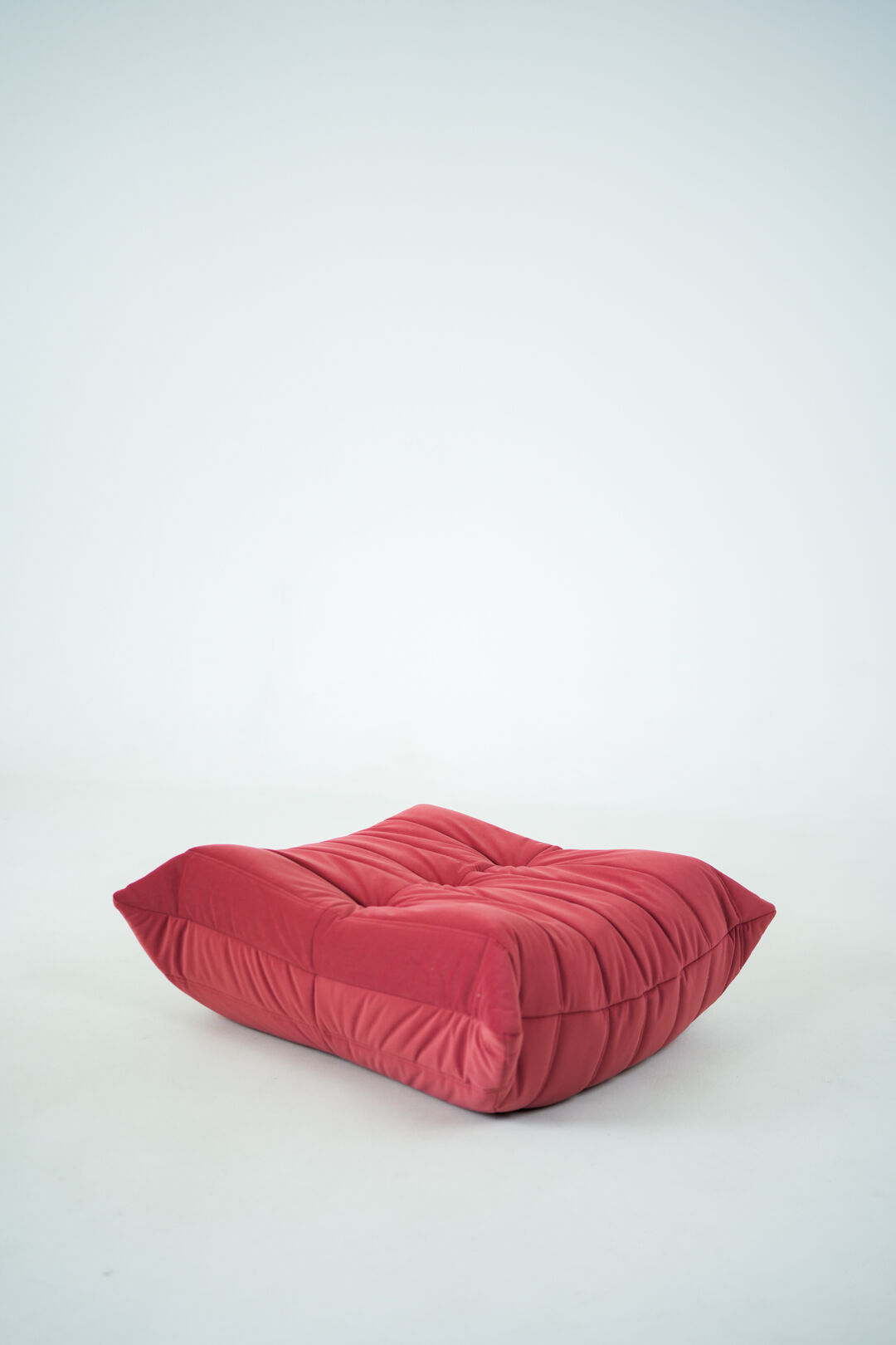 Togo set of chair and pouf in raspberry velvet