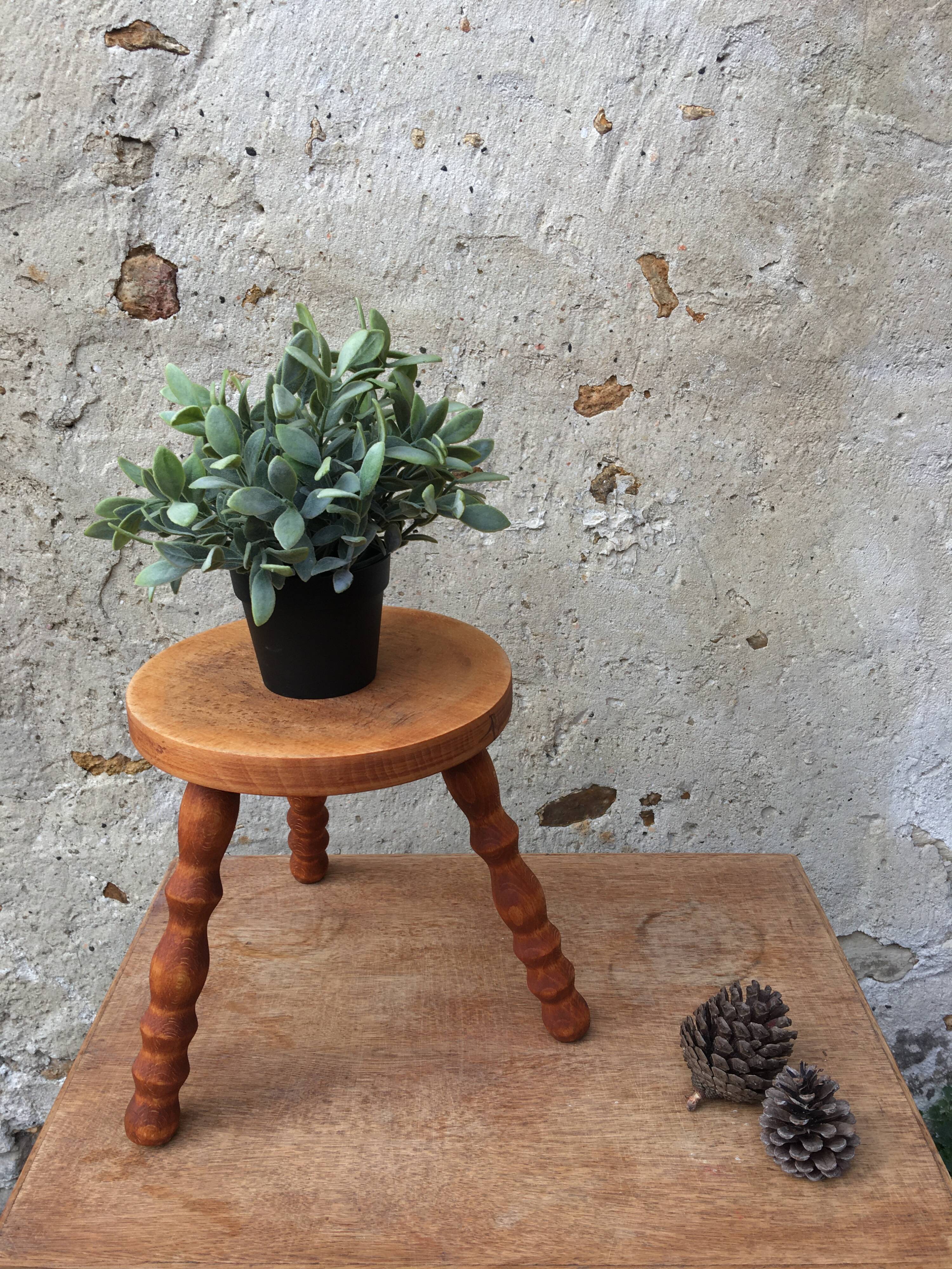 Tabouret de ferme tripode en bois tourné