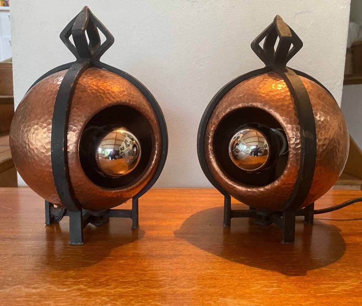 Paire de lampes art déco en dinanderie