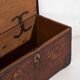 Coffre ancien peint avec motifs floraux et serrure en fer (vers 1820) #47