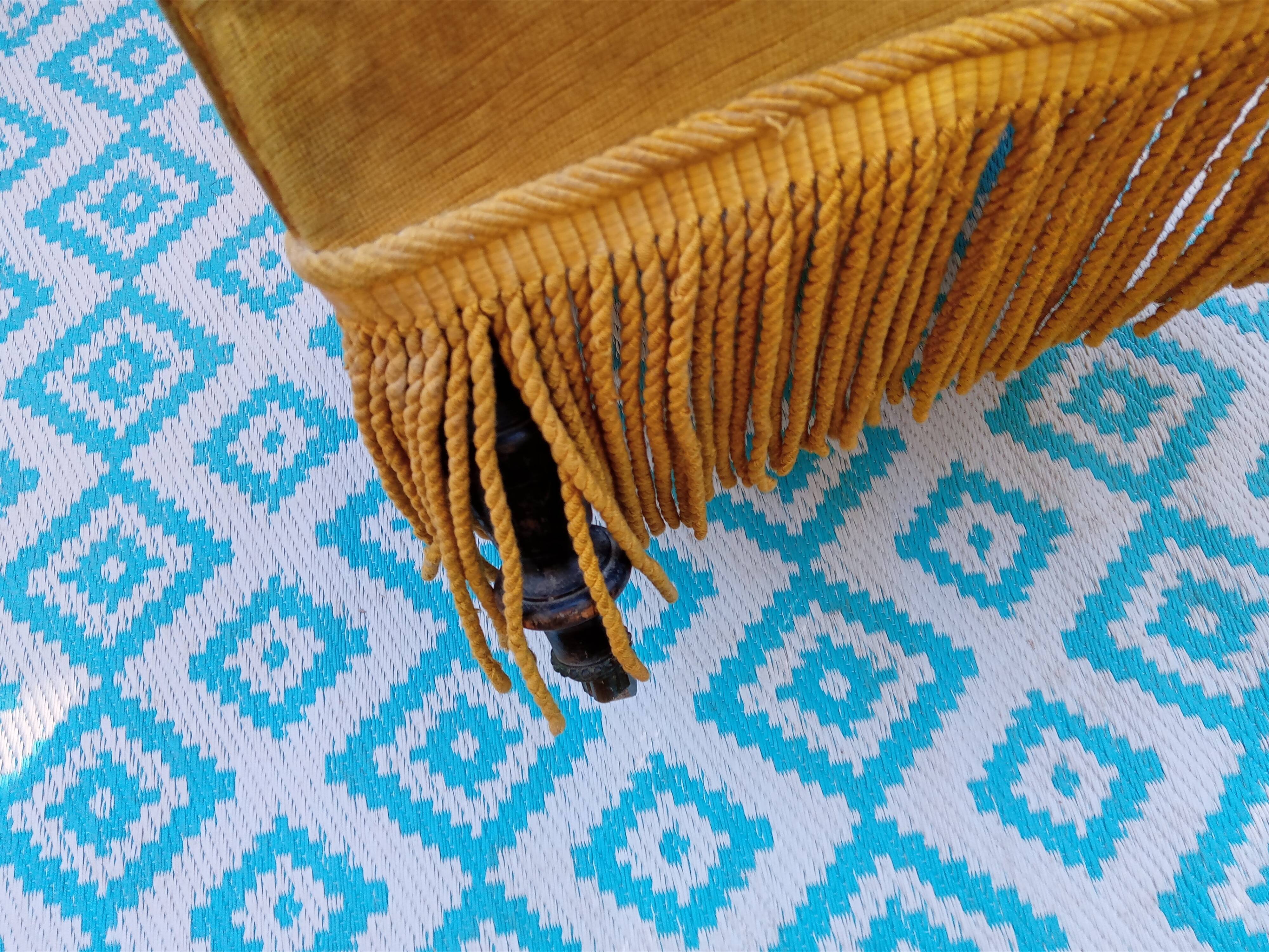 Fauteuil rapaud en velours moutarde