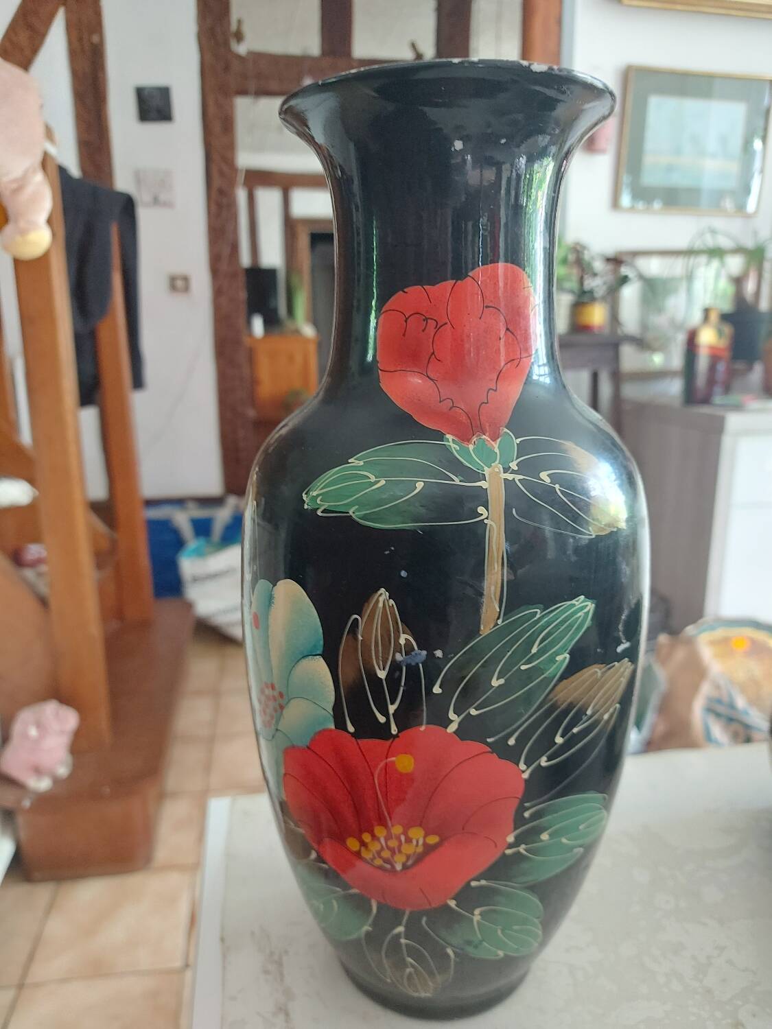 Vase chinois émaillé noir et décor de fleurs rouges