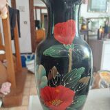 Vase chinois émaillé noir et décor de fleurs rouges