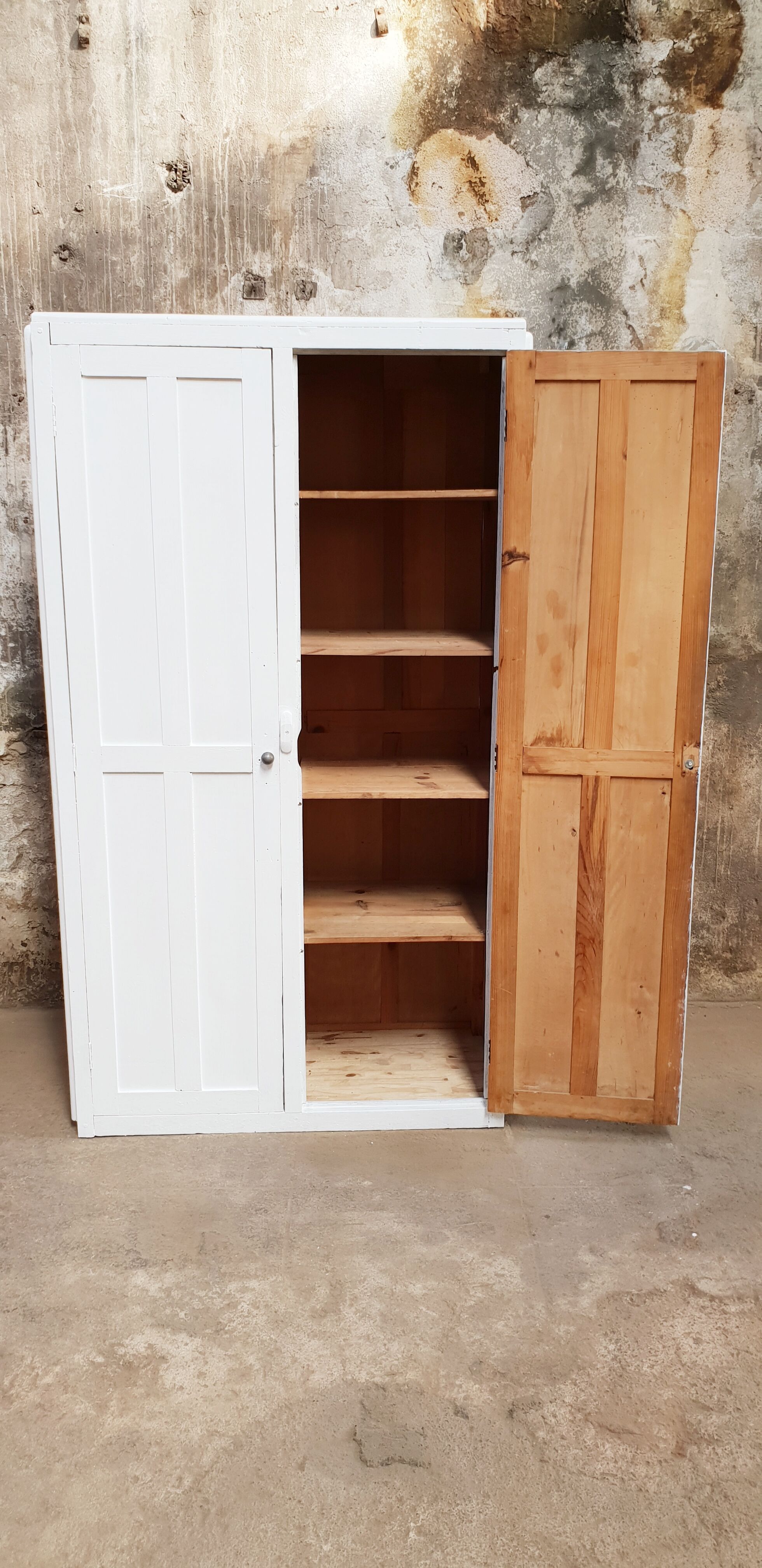 Armoire vintage