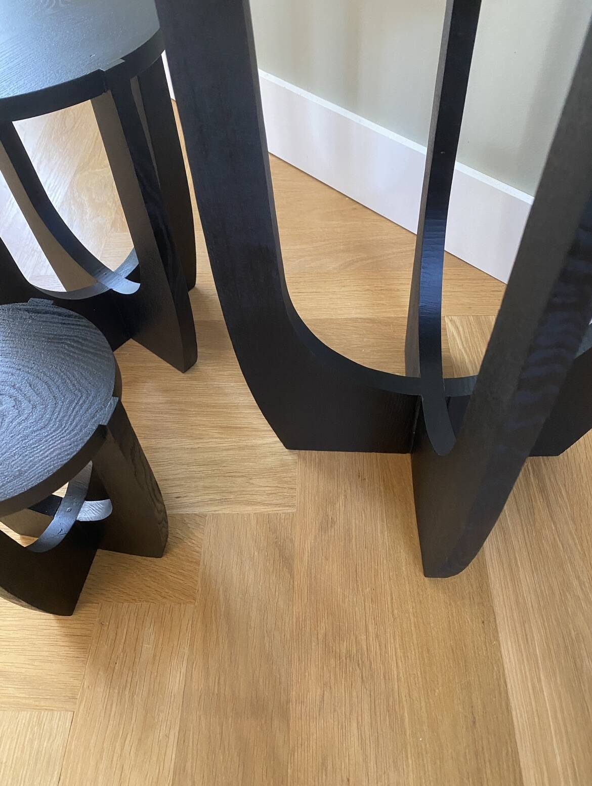 Trois tables d'appoint en bois