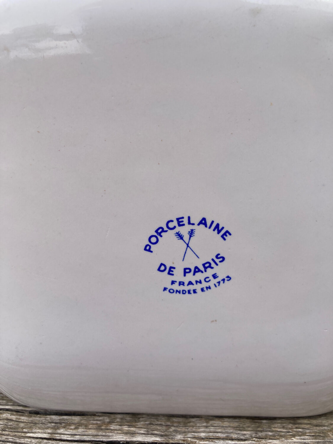 Wall soap holder in Paris porcelain