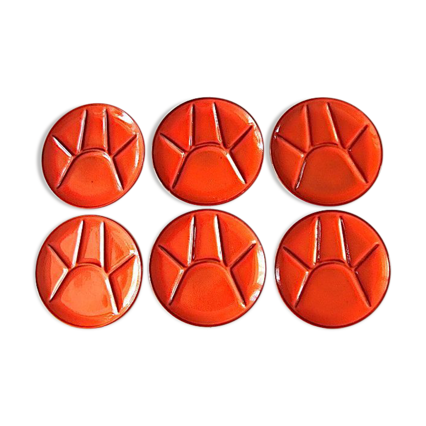 6 compartmentalized plates in red enamelled sandstone