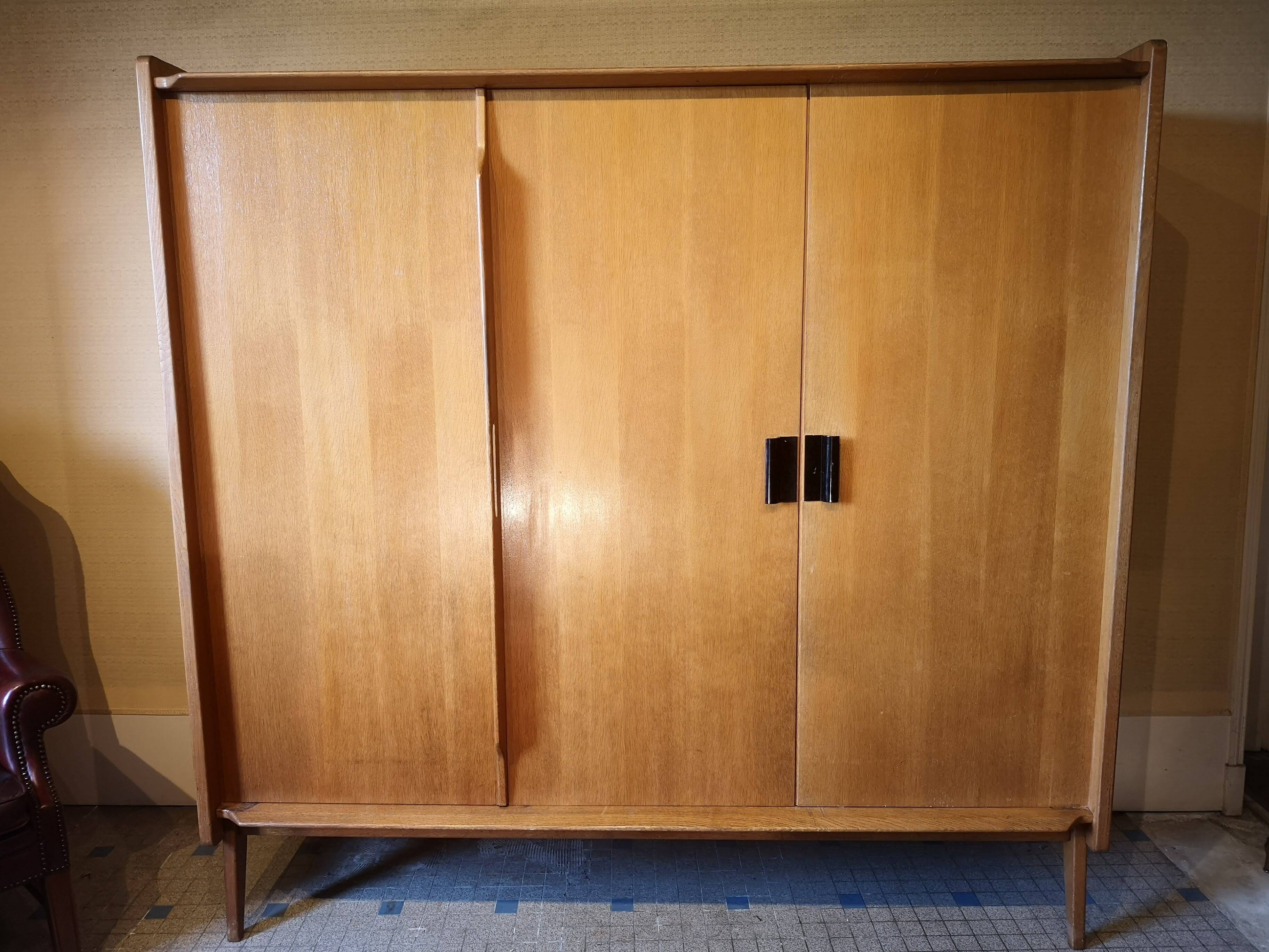 Wardrobe compass feet