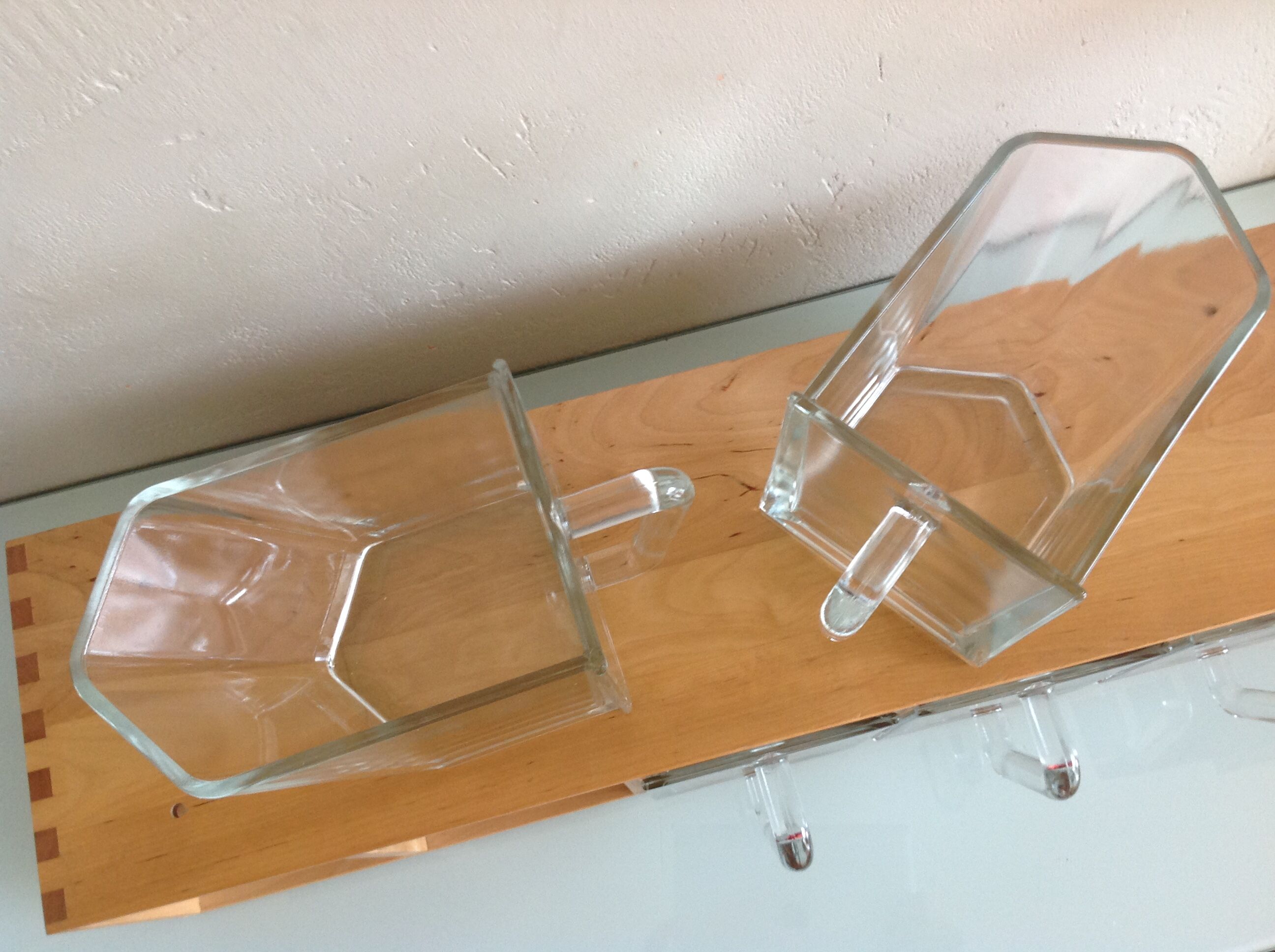 Wall stretch with glass epic drawers