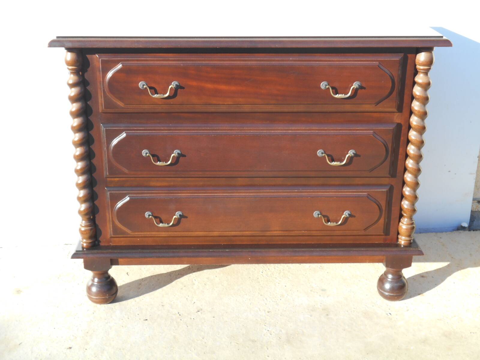 Commode 3 tiroirs de style Louis XIII