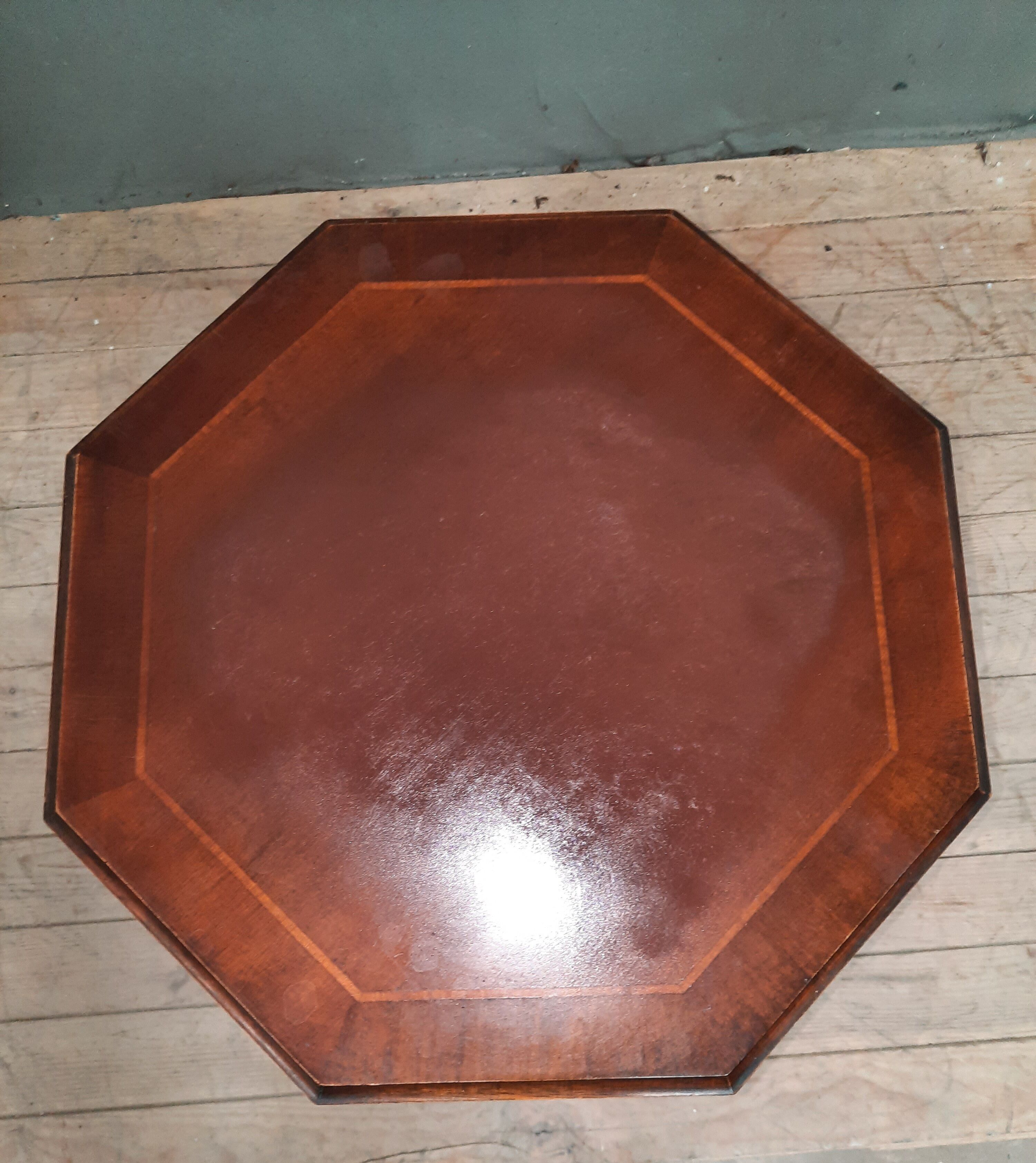 Gieridon on central foot