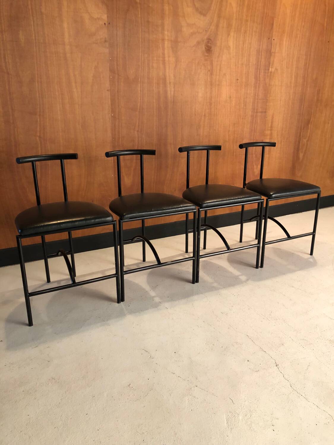 4 chaises Tokyo , design Rodney Kinsman 1985