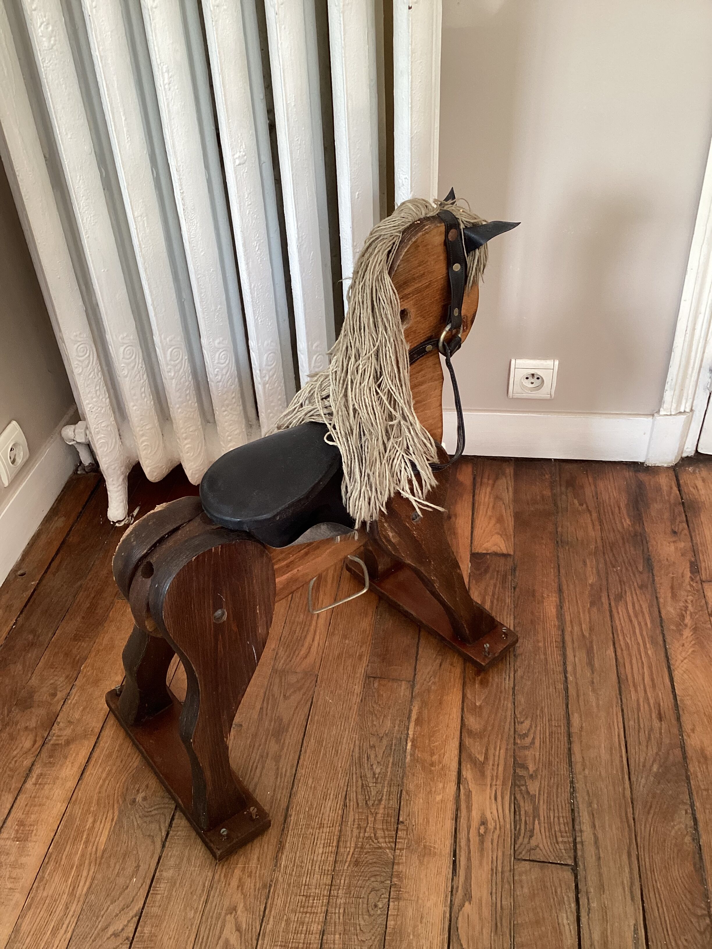 Ancien cheval en bois de manège