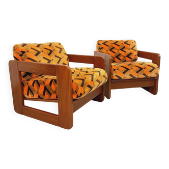 Paire de fauteuils traîneau vintage en noyer et tissu velours des années 70