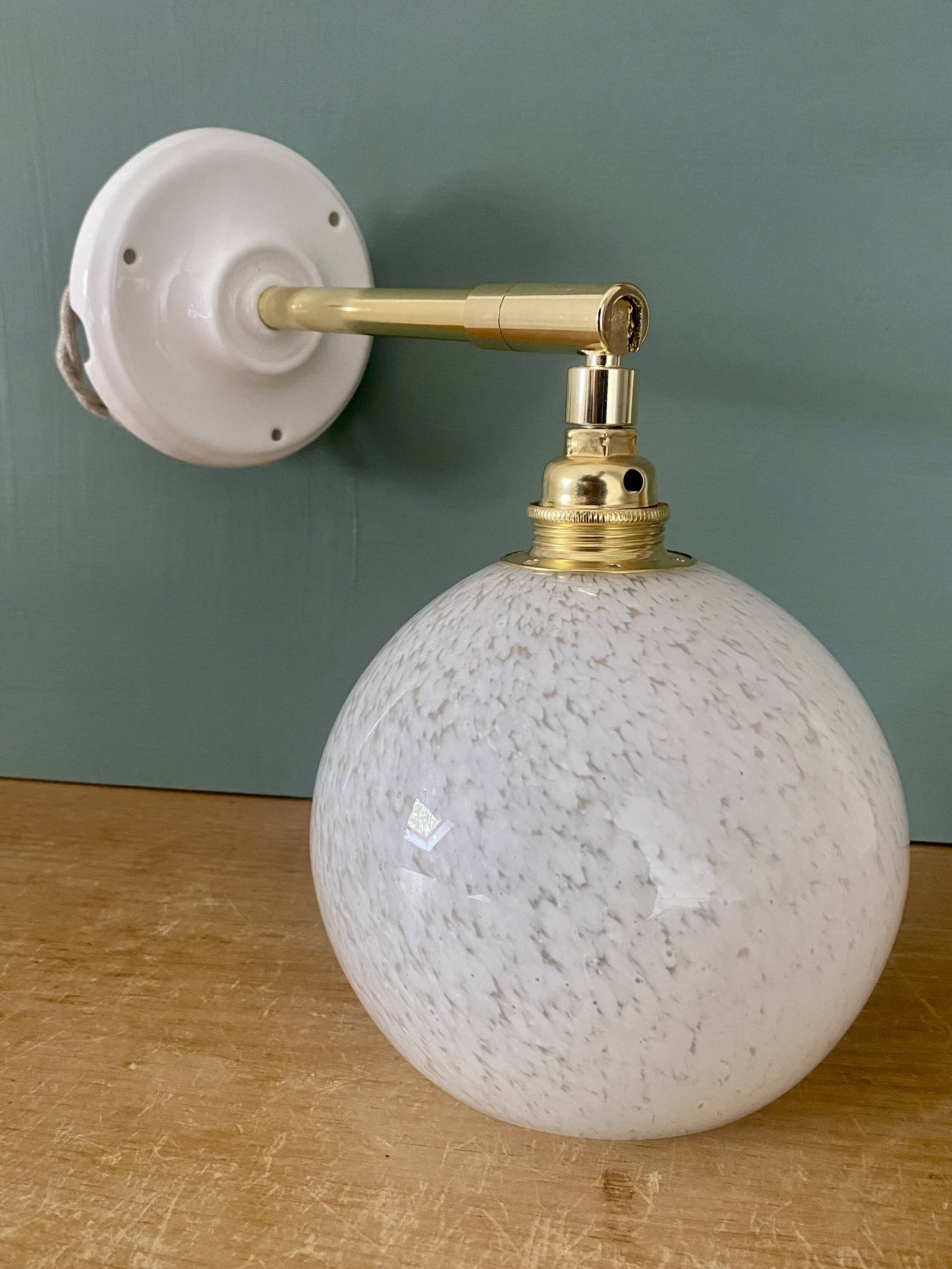 Applique globe vintage en verre de Clichy blanc