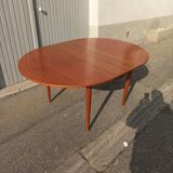 Scandinavian table with integrated extension