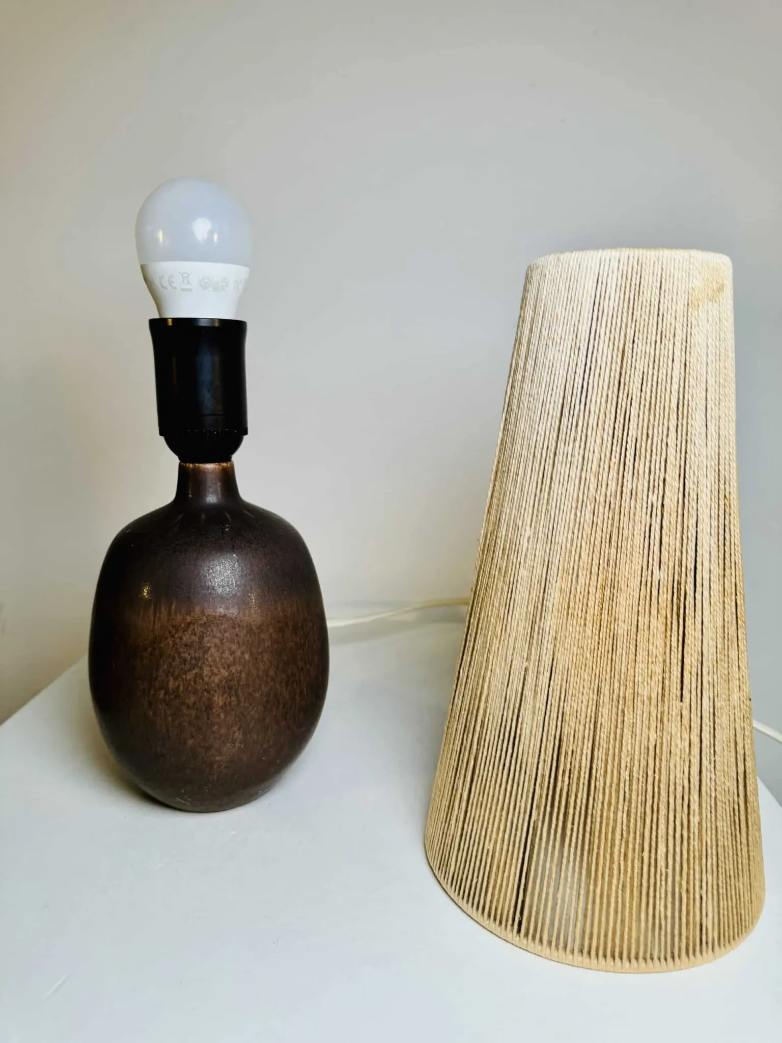 Lampe de table en céramique et sisal par Agne Aronsson, Suède, années 1960.