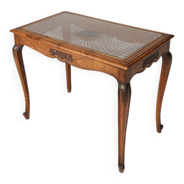 Table d'appoint sculptée en bois, verre et rotin, France années 1950