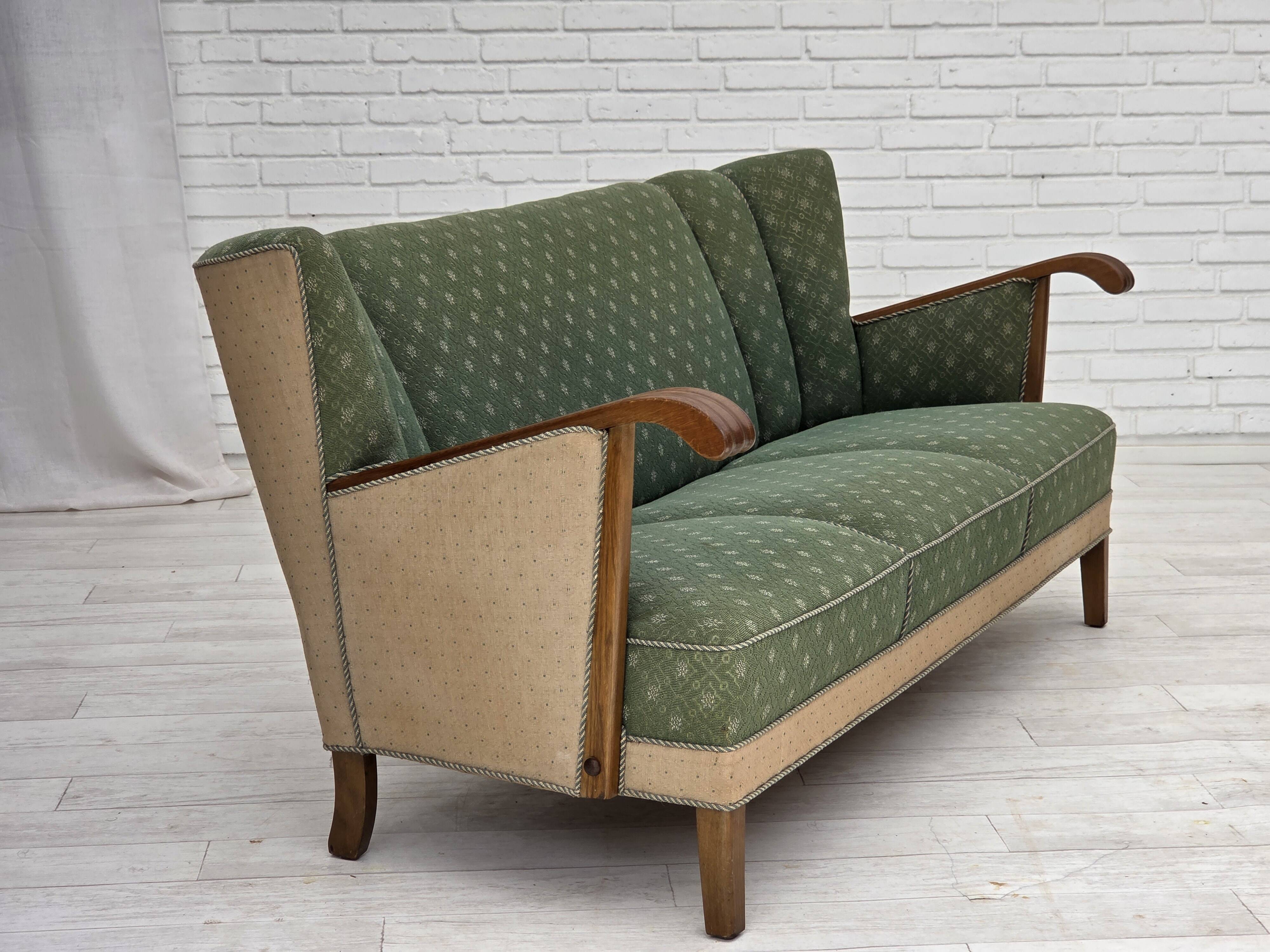 Canapé danois 3 places des années 1950, tissu en laine d'ameublement vert/beige, bois de chêne.