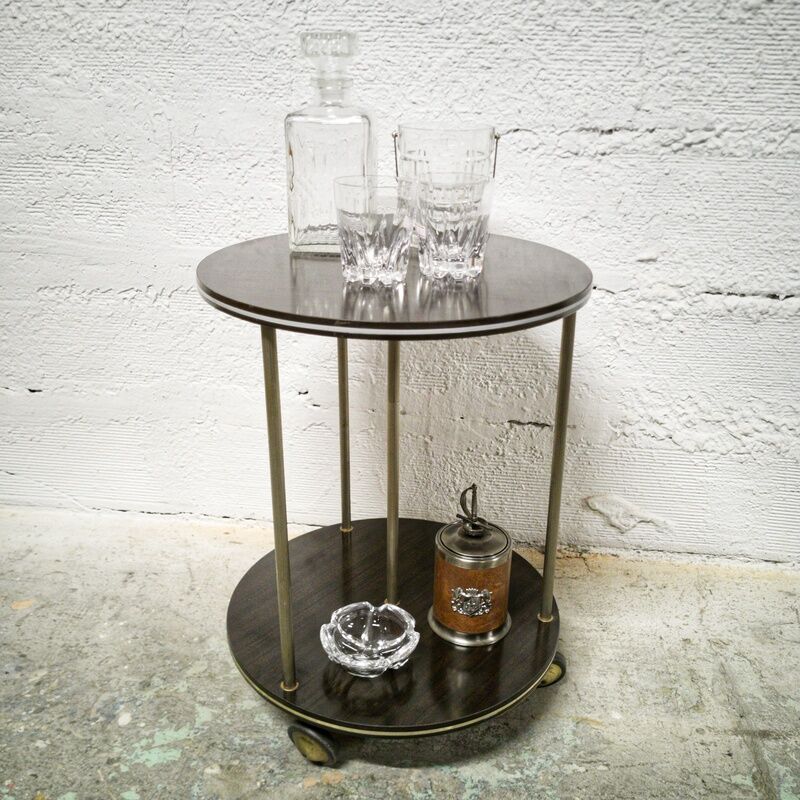 Double-trayed pedestal table