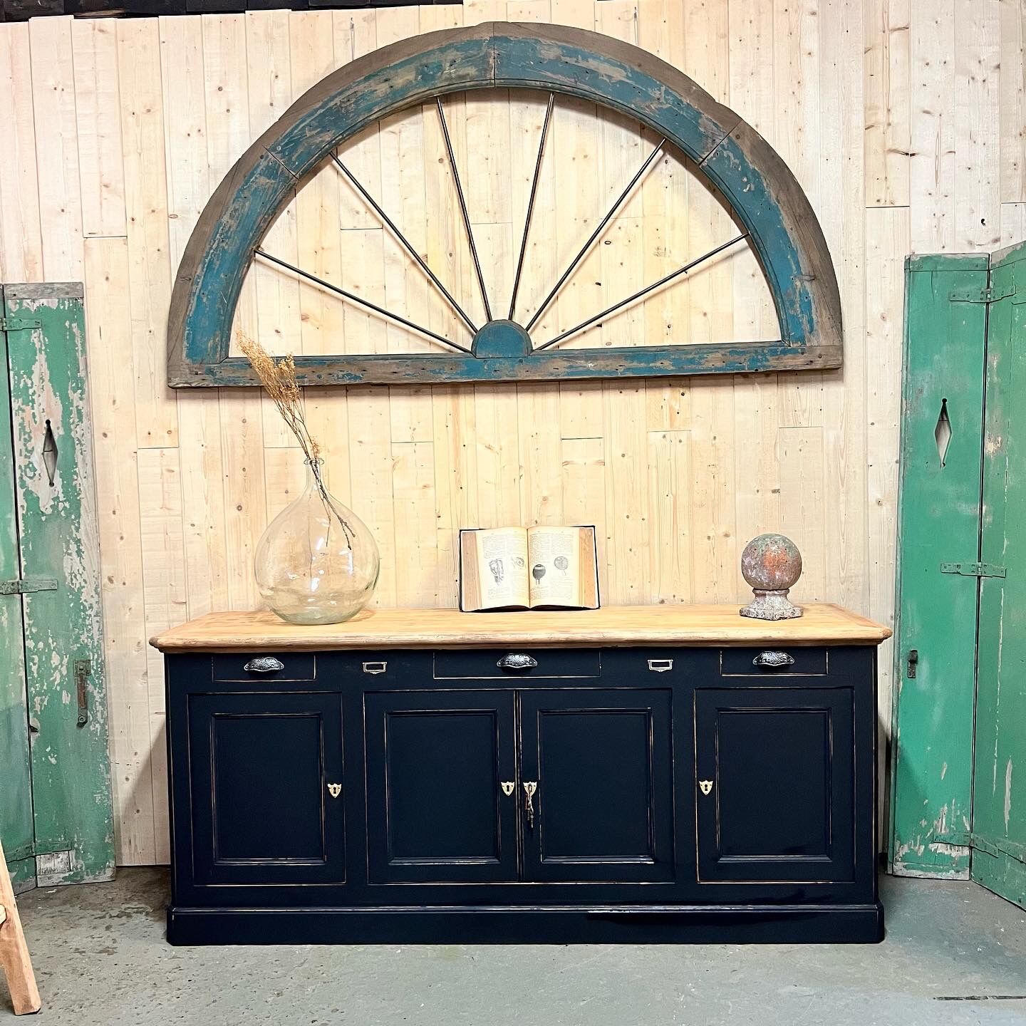Ancien buffet de commerce