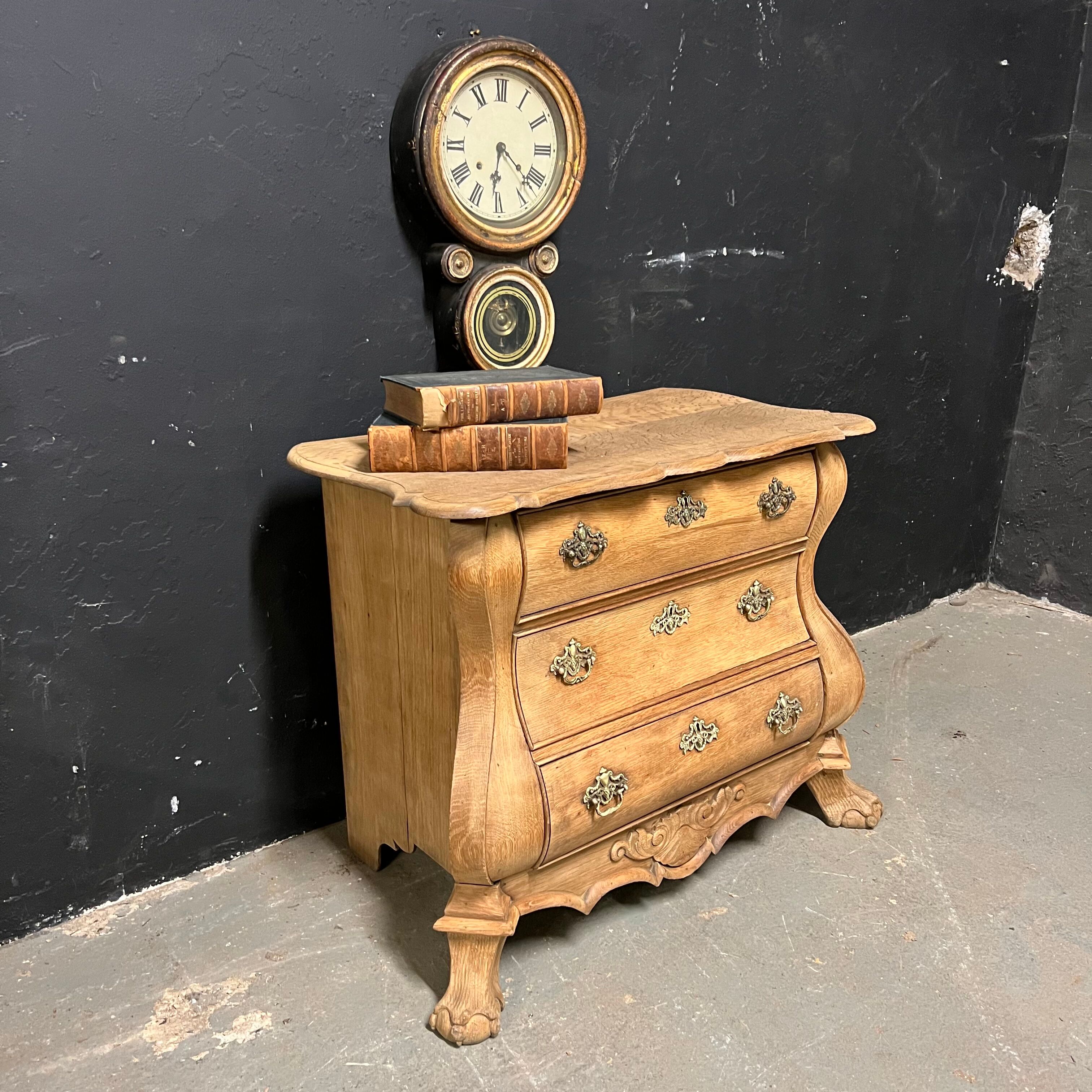 Dutch chest of drawers XIX th in raw oak
