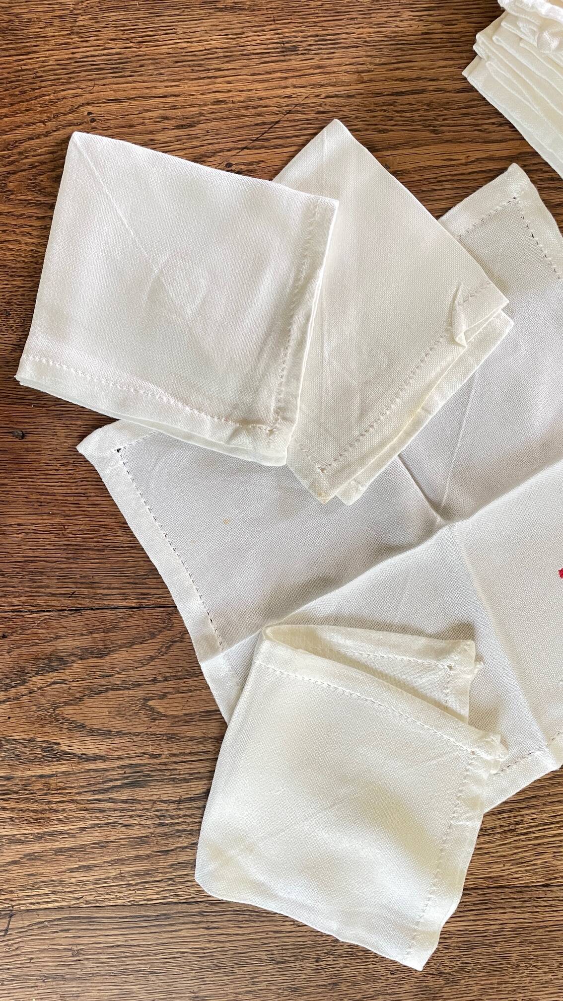 Embroidered tablecloth and 12 vintage napkins