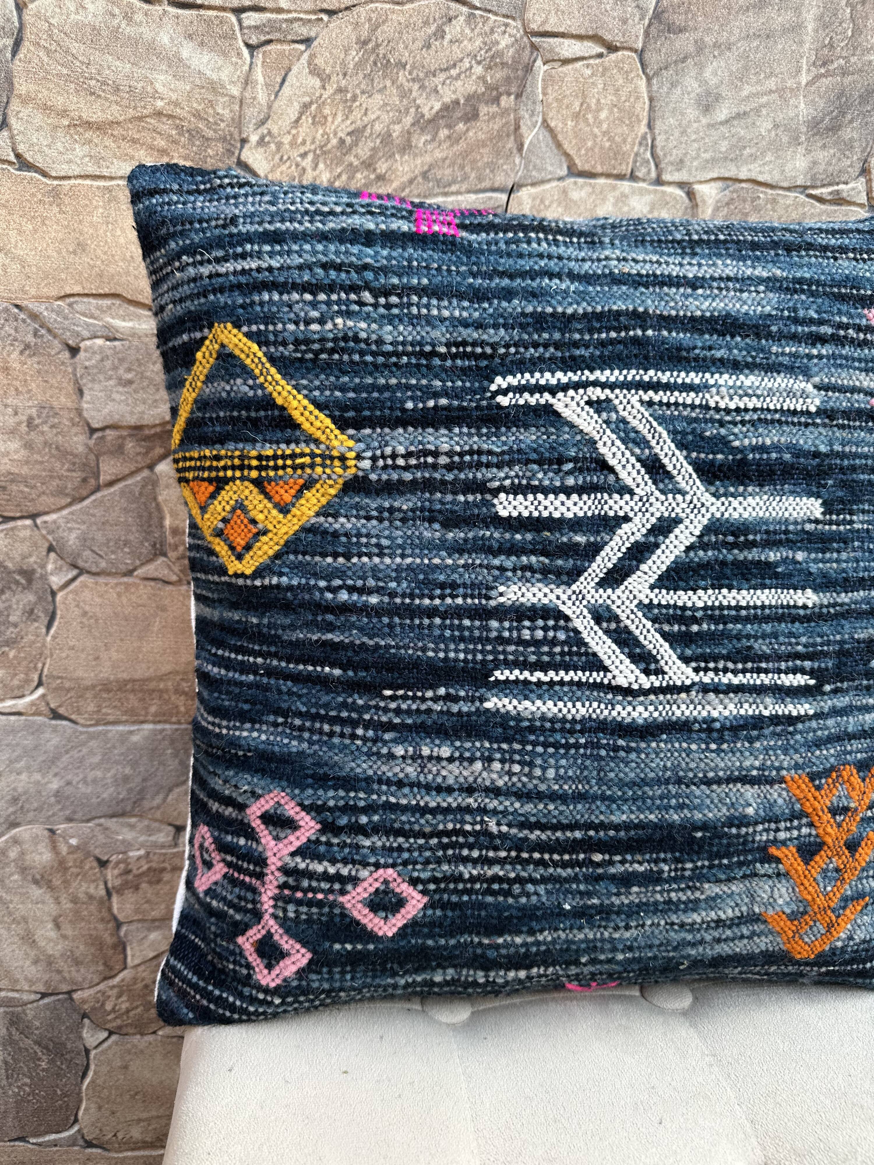 Moroccan Kilim cushion cover: Handmade wool cushion.