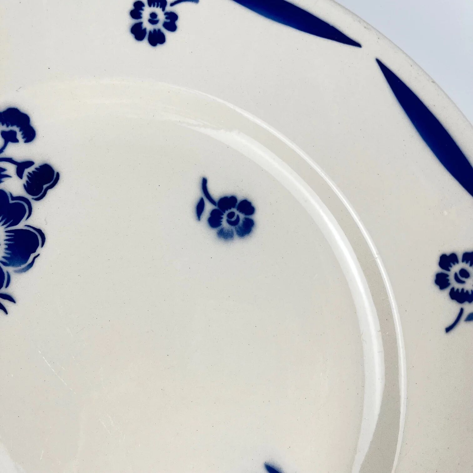 Half-porcelain cake dish Badonviller, blue flower pattern, early 20th century.
