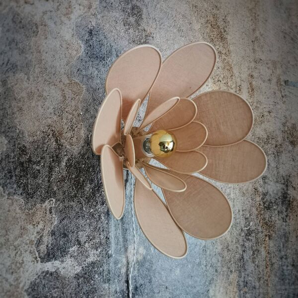 Applique murale fleur composée de pétales en rotin et lin vieux rose