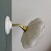 Applique abat-jour vintage art déco en verre de Clichy blanc