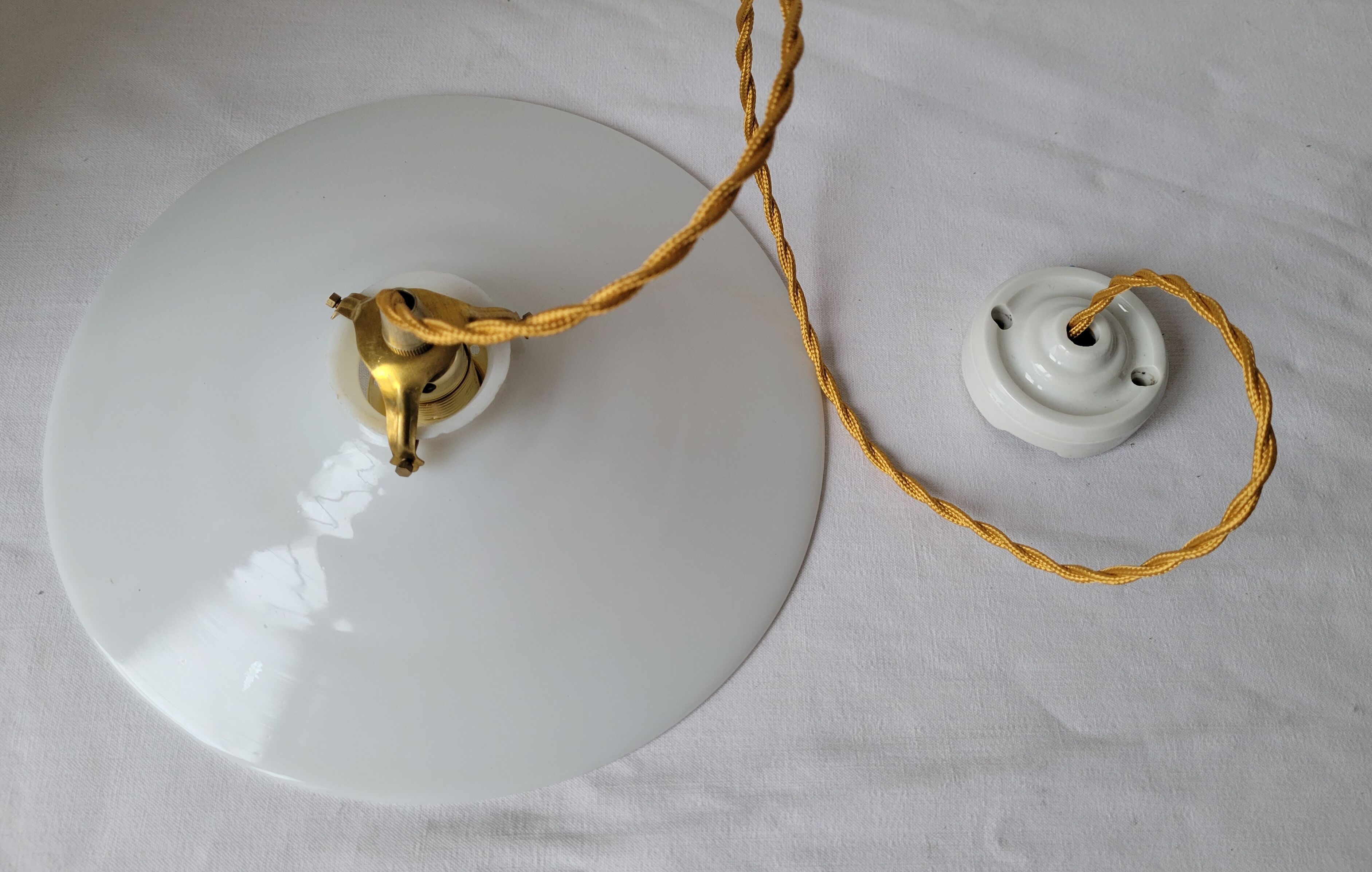 White opaline suspension