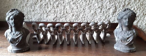 Paire de chenets et son porte buche