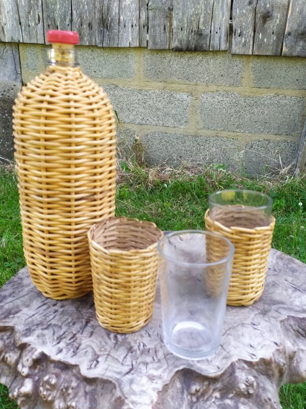 Bouteille et verres en rotin