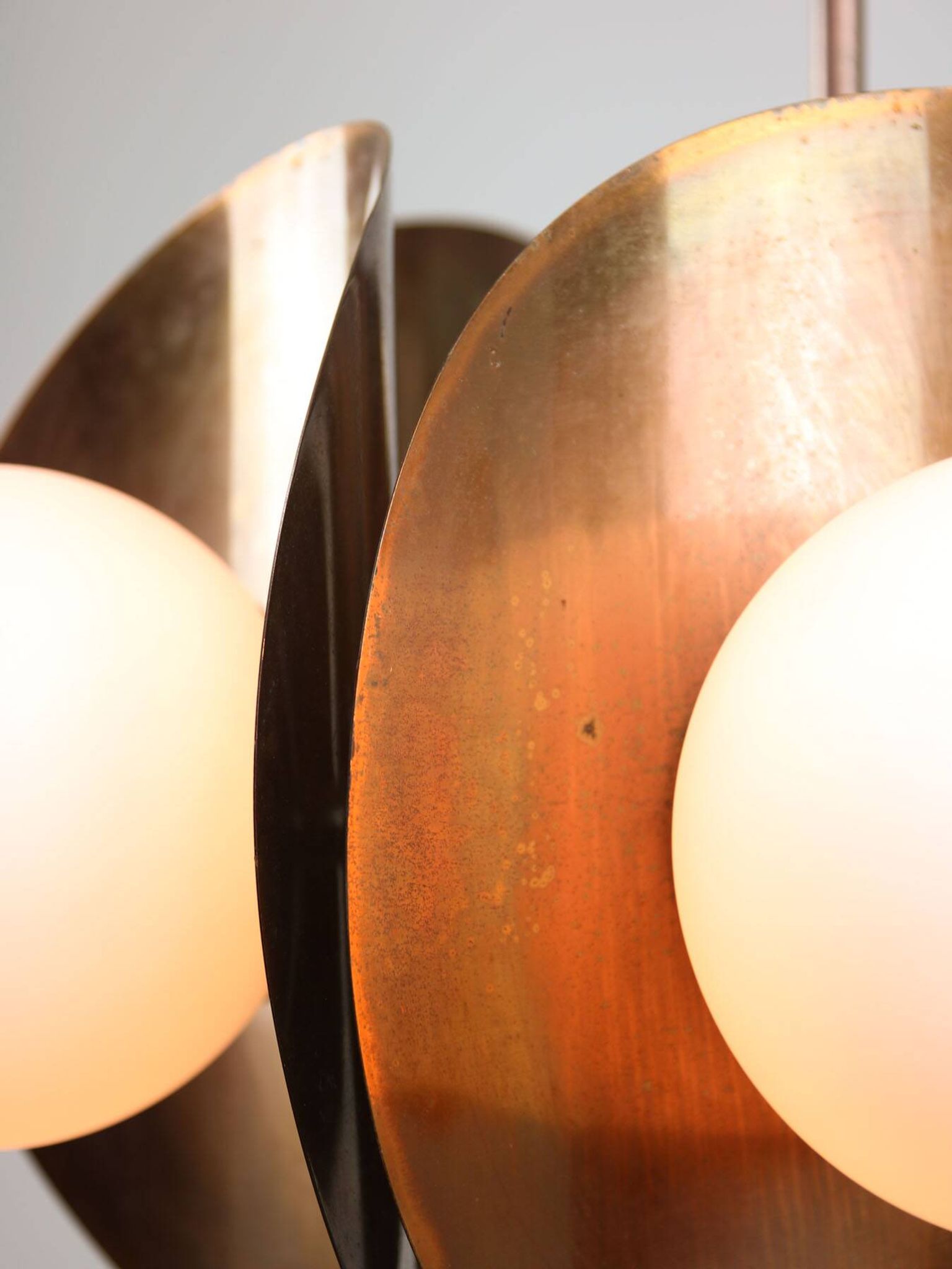 Lustre italien vintage en cuivre et opaline, années 70
